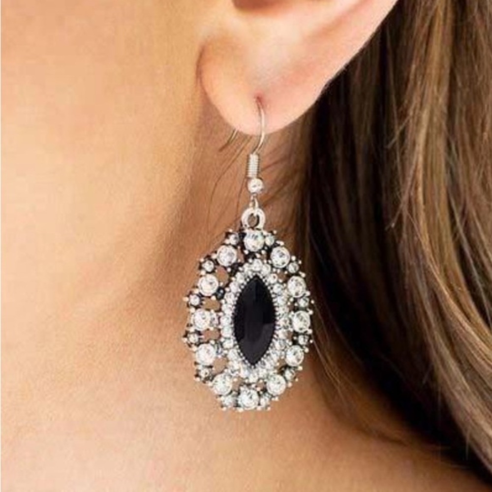 🫶🏻 Paparazzi Long May She Reign Black Earrings
